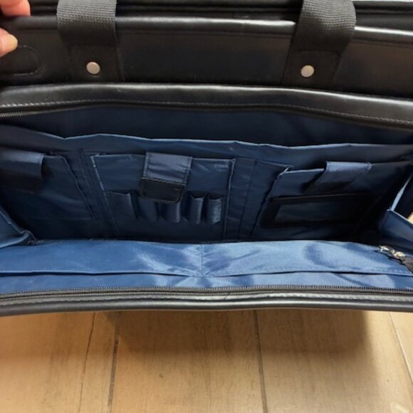 Targus Leather Laptop shoulder/messenger bag 17" x13" - Picture 4 of 5